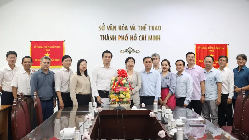 Đoàn đại biểu Ban Tuyên giáo và Dân vận Thành ủy TPHCM đến thăm và tặng quà chúc mừng Sở VH-TT TPHCM. Ảnh: THANH TÙNG 