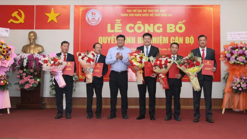 Cục trưởng Cục TDTT Việt Nam Đặng Hà Việt trao quyết định bổ nhiệm Ban Giám đốc Trung tâm Huấn luyện thể thao quốc gia 