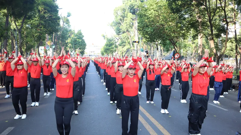 Hơn 1.100 người tham gia đồng diễn thể dục thể thao. Ảnh: THANH TÙNG 