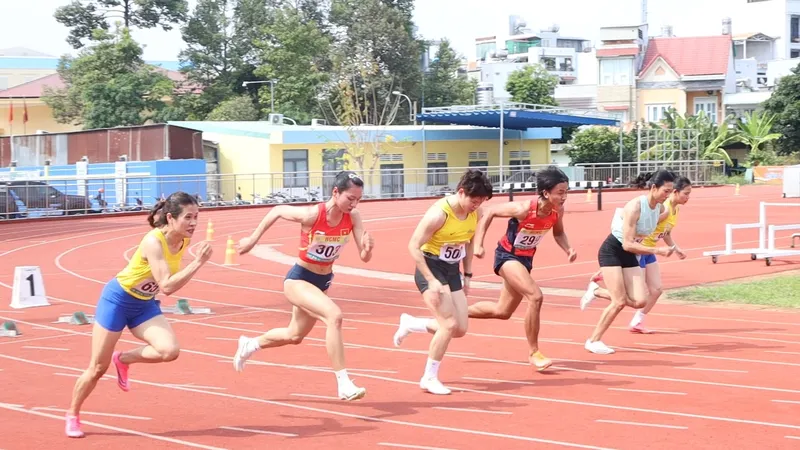 Màn so kè hấp dẫn tại cự ly 100m nữ. Ảnh: THANH TÙNG 