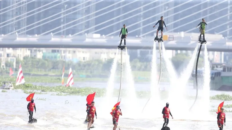 Các VĐV thuộc Trung tâm thể thao dưới nước TPHCM tham gia trình diễn tại Bến Bạch Đằng. Ảnh: DŨNG PHƯƠNG 
