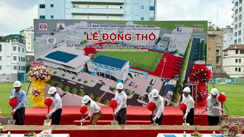 Các lãnh đạo thực hiện nghi thức khởi công dự án sân vận động Hoa Lư 