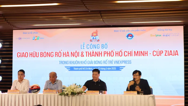 Ban tổ chức thông tin về giải đấu đến truyền thông và các đội bóng. Ảnh: THANH TÙNG 