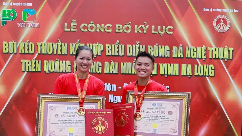 Ánh Viên cùng Kim Phúc được xác nhận kỷ lục Việt Nam với màn kết hợp độc đáo giữa bơi và tâng bóng nghệ thuật