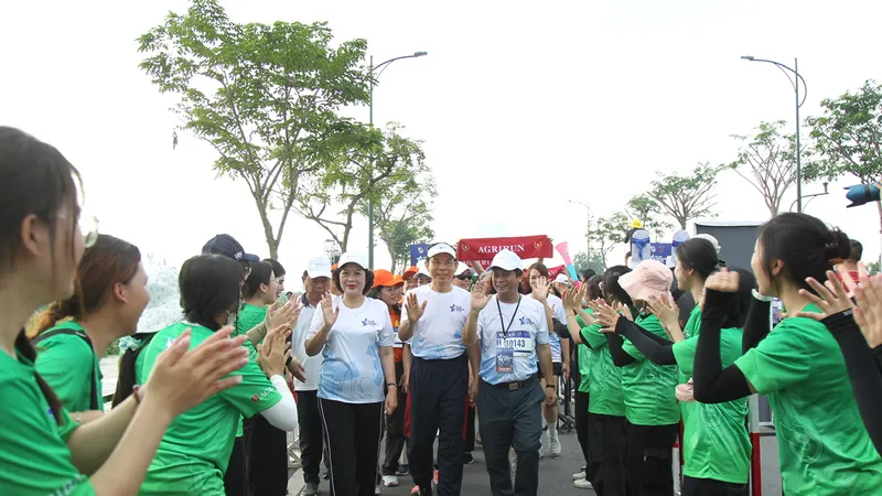 Bí thư thành ủy TPHCM Nguyễn Văn Nên (giữa) tham gia đi bộ đồng hành tại giải. Ảnh: DŨNG PHƯƠNG 
