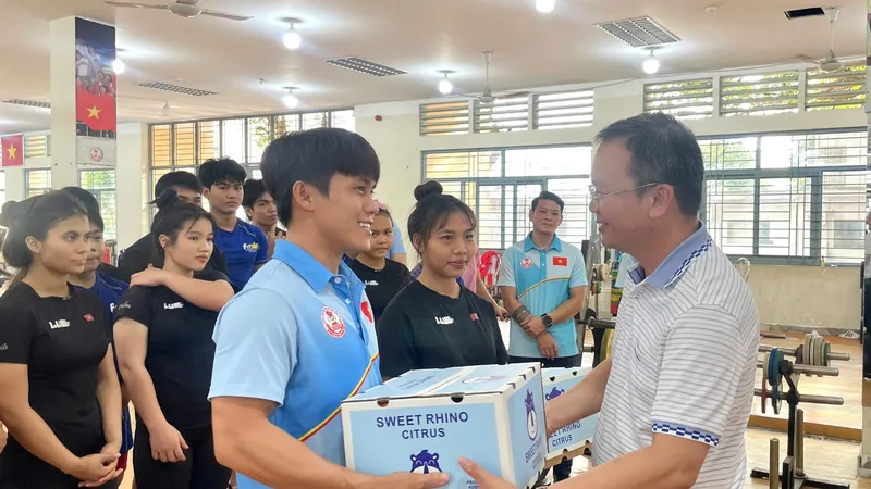 Phó Cục trưởng Nguyễn Hồng Minh (phải) trao tặng quà, động viên tinh thần các VĐV tại Trung tâm HLTTQG