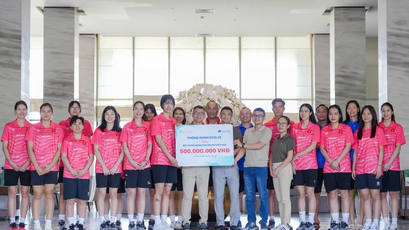 Chuyên gia Ben Duong, Gavin (phòng khám Evolve), ông Dương Công Nhiệm (Bệnh viện quốc tế Nam Sài Gòn) trao tặng hỗ trợ tuyển nữ Việt Nam. Ảnh: DŨNG PHƯƠNG 