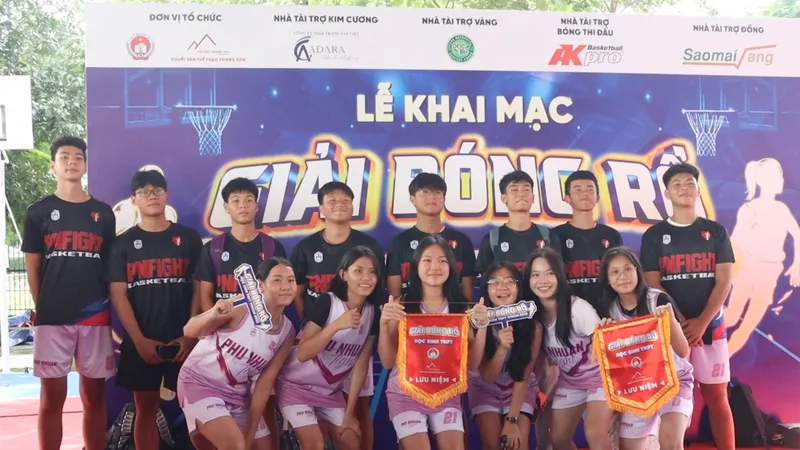 Các VĐV hào hứng trước giờ thi đấu. Ảnh: THANH TÙNG 