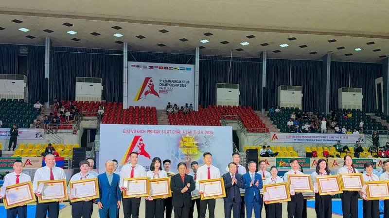 Các thành viên đội tuyển pencak silat quốc gia được trao tặng Huân chương Lao động từ Chủ tịch nước