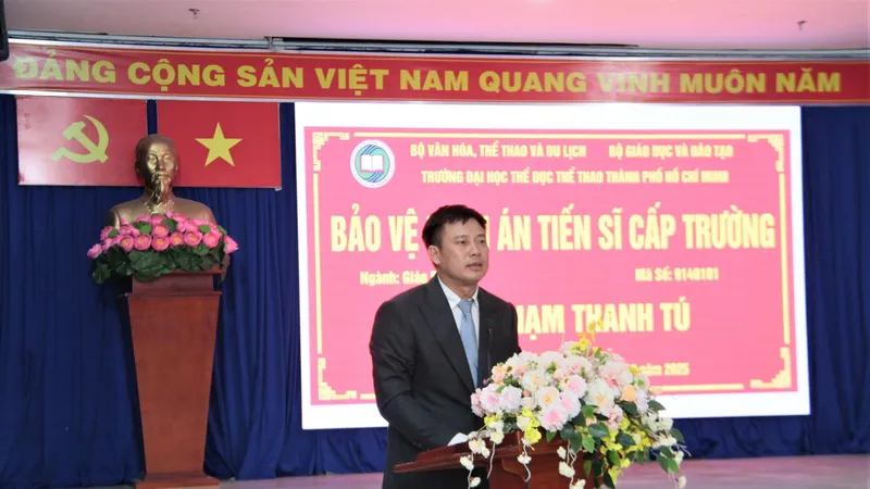 NCS Phạm Thanh Tú trình bày kết quả nghiên cứu trước Hội đồng