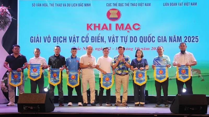 Ban tổ chức trao cờ lưu niệm cho các đội tham dự
