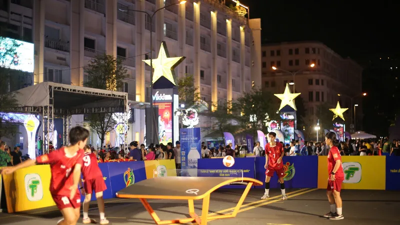 Khu vực môn Teqball tại đường Lê Lợi. Ảnh: DŨNG PHƯƠNG 