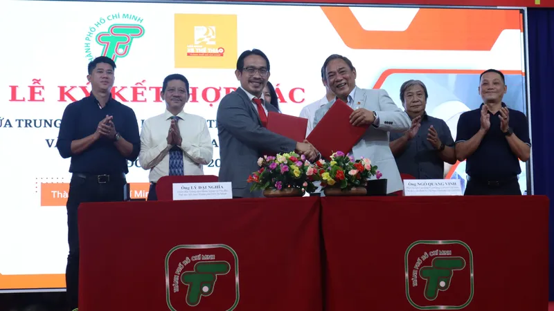 Đại diện của Trung tâm Huấn luyện và Thi đấu TDTT TPHCM với Liên đoàn Xe Thể thao thành phố ký kết hợp tác. Ảnh: THANH TÙNG 