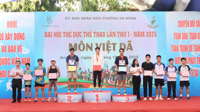 BTC trao giải cho các VĐV nam đạt thành tích ở nội dung chạy việt dã. Ảnh: THANH TÙNG 