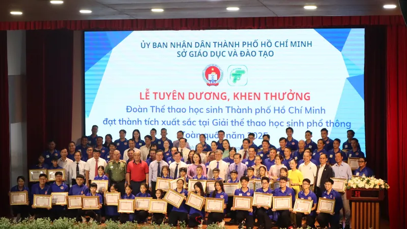 Đoàn Thể thao học sinh TPHCM được tuyên dương, khen thưởng. Ảnh: THANH TÙNG 