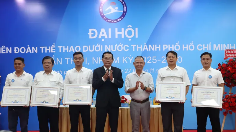 Ông Trần Mạnh Út (vest đen) là Chủ tịch Liên đoàn Thể thao dưới nước TPHCM nhiệm kỳ 2025-2030. Ảnh: THANH TÙNG 