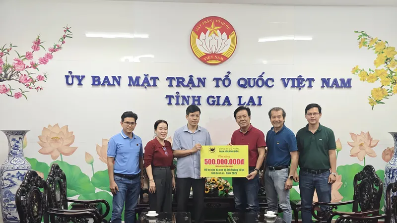 Anh Ngô Văn Đông – TGĐ Công ty dẫn đầu đoàn công tác trao cứu trợ cho người dân tỉnh Gia Lai