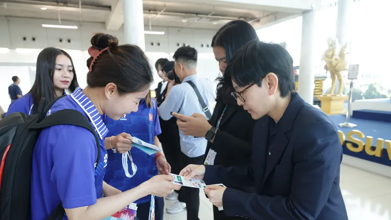 Tuyển bóng đá nữ Việt Nam được ban tổ chức SEA Games 33 hỗ trợ tại sân bay