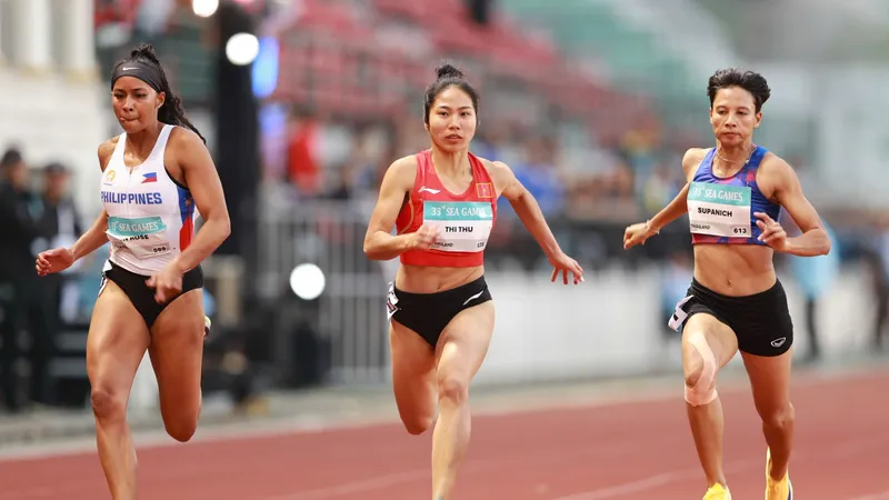 Hà Thị Thu (giữa) trên đường chạy 100m nữ SEA Games 33. Ảnh: DŨNG PHƯƠNG 