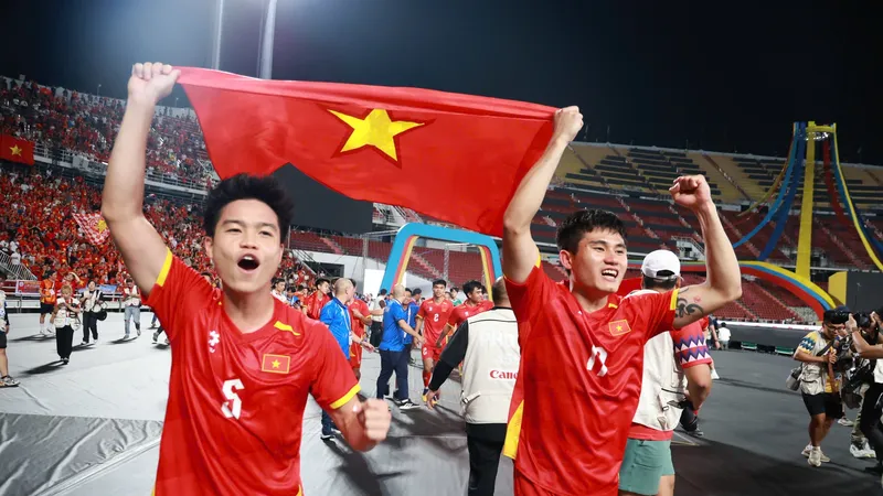 Các cầu thủ U22 Việt Nam bùng nổ cảm xúc sau khi giành tấm HCV bóng đá nam tại SEA Games 33 