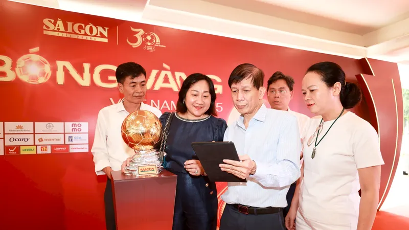 Các thành viên Ban Tổ chức kiểm tra khu vực tổ chức sự kiện. Ảnh: DŨNG PHƯƠNG 