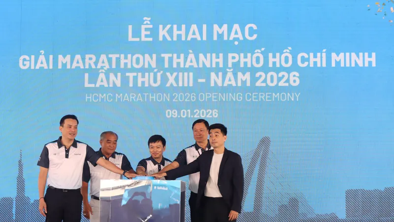 Ban tổ chức thực hiện nghi thức khai mạc HCMC Marathon 2026. Ảnh: THANH TÙNG