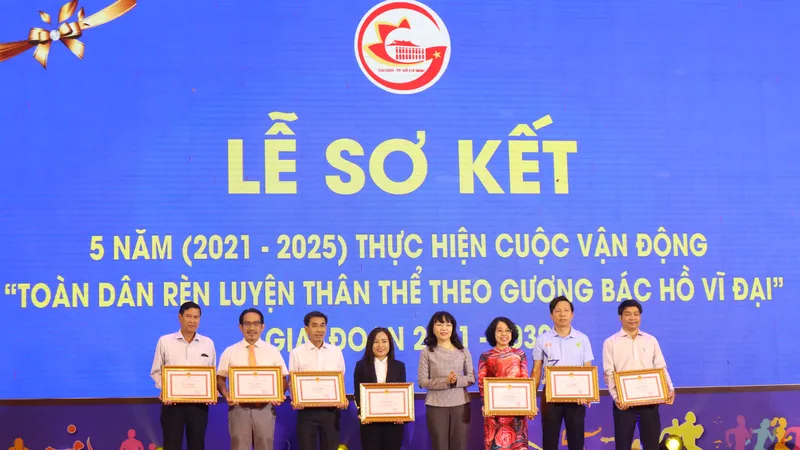 Các tập thể, cá nhân nhận bằng khen của Chủ tịch UBND TPHCM. Ảnh: THANH TÙNG 