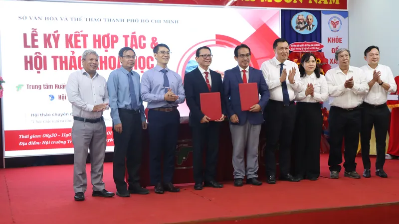 Trung tâm Huấn luyện và Thi đấu TDTT TPHCM đã ký kết Biên bản ghi nhớ hợp tác cùng Hội Y học Giấc ngủ Việt Nam. Ảnh: THANH TÙNG 