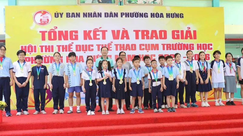 Ban tổ chức trao giải cho các VĐV đạt thành tích cao. Ảnh: TK