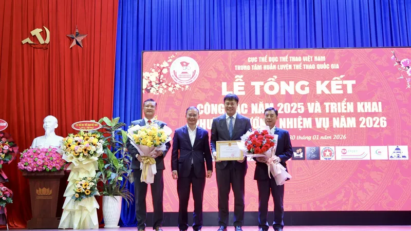 Phó Cục trưởng Cục TDTT Việt Nam Nguyễn Hồng Minh trao hoa và bằng khen chúc mừng Trung tâm HLTTQG. Ảnh: DŨNG PHƯƠNG