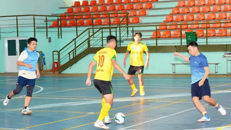 Các đội tranh tài sôi nổi 