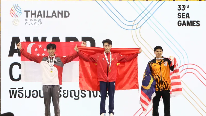 Đặng Ngọc Xuân Thiện (giữa) giành HCV SEA Games 33 -2025. Ảnh: THANH TÙNG 