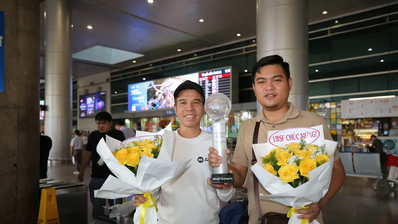 Quyết Chiến và Thanh Tự với chiếc cúp vô địch billiards đồng đội thế giới 2026. Ảnh: DŨNG PHƯƠNG 