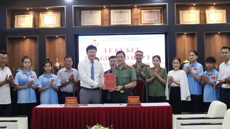 Đại diện 2 trung tâm hoàn tất việc ký kết biên bản ghi nhớ. Ảnh: THANH TÙNG 