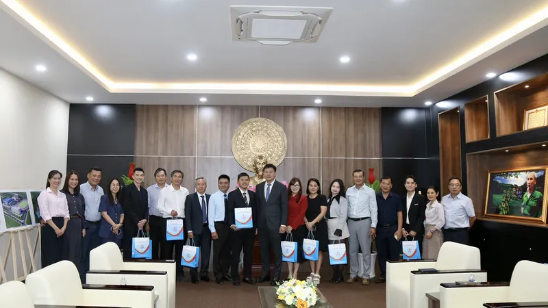 Đại diện Trung tâm HLTTQG chụp ảnh lưu niệm cùng các đơn vị đối tác. Ảnh: DŨNG PHƯƠNG 