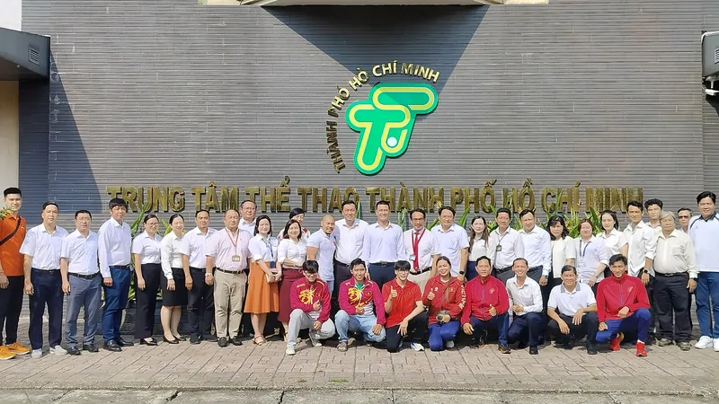 Đại diện Ban Tuyên giáo và Dân vận Thành ủy TPHCM cùng các huấn luyện viên, vận động viên TPHCM. Ảnh: THANH TÙNG 