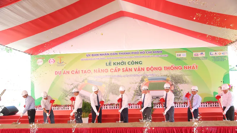 Các lãnh đạo thực hiện nghi thức khởi công dự án sân vận động Thống Nhất. Ảnh. DŨNG PHƯƠNG