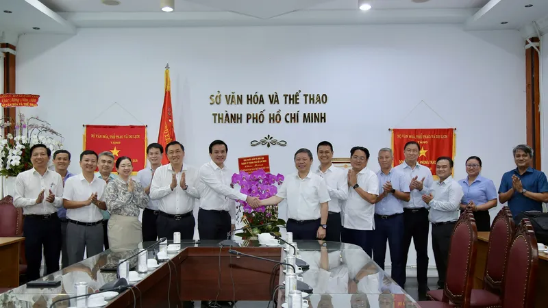 Trưởng Ban Tuyên giáo và Dân vận Thành ủy TPHCM Dương Anh Đức chúc mừng tập thể lãnh đạo và CBVC của Sở VH-TT TPHCM nhân ngày truyền thống ngành TDTT. Ảnh: DŨNG PHƯƠNG