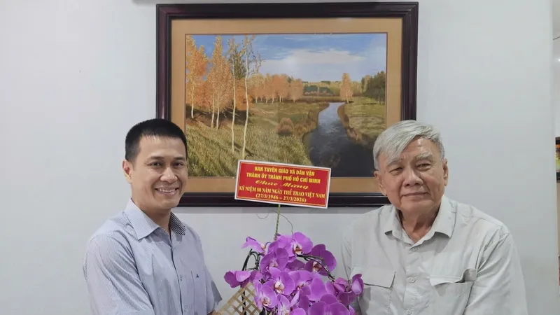 Phó Trưởng Ban Tuyên giáo và Dân vận Thành ủy TPHCM Nguyễn Việt Long (trái) thăm hỏi và chúc sức khỏe GS.TS Lâm Quang Thành 