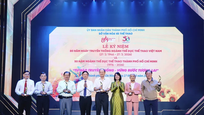 Chủ tịch HĐND TPHCM Võ Văn Minh (thứ 4 từ trái sang) và Phó Chủ tịch UBND TPHCM Trần Thị Diệu Thúy trao kỷ niệm chương tri ân đến các lãnh đạo thể thao TPHCM qua nhiều thời kỳ. Ảnh: DŨNG PHƯƠNG 