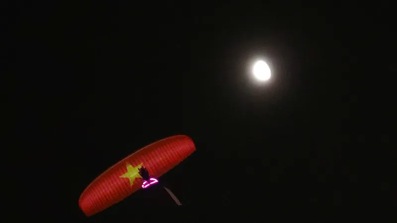 Mãn nhãn màn trình diễn dù lượn bên sông Sài Gòn