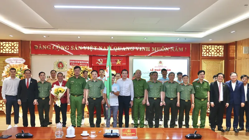 Các đồng chí trong Ban Giám đốc CATP và đại biểu chụp hình chung cùng Đội tuyển xe đạp CATP. Ảnh: QUỲNH MAI