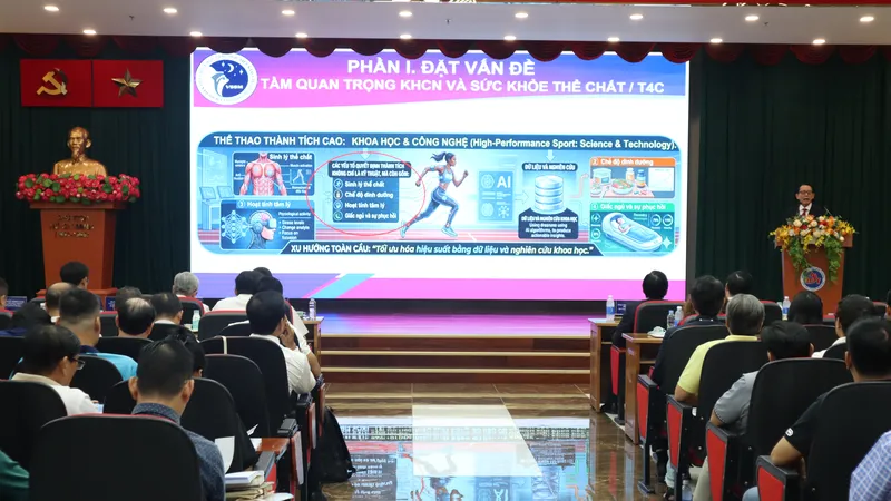 Các chuyên gia báo cáo tham luận tại hội nghị. Ảnh: THANH TÙNG 