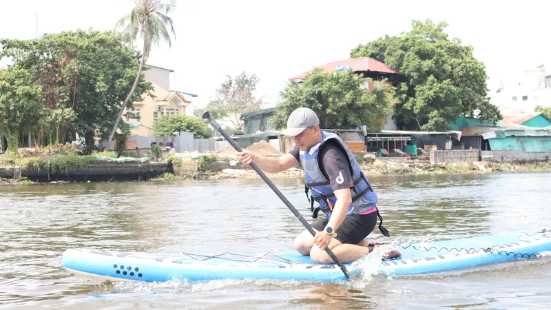 Người dân được hướng dẫn kỹ năng an toàn khi tham gia chèo SUP, cũng như các hoạt động trong môi trường nước. Ảnh: THANH TÙNG 