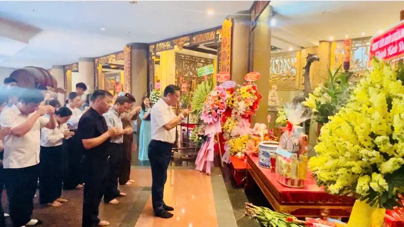 Đại diện Trung tâm HLTTQG dâng hương tưởng niệm các Vua Hùng tại Công viên Lịch sử - Văn hóa dân tộc. Ảnh: NGỌC LINH 