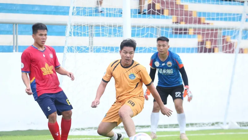 Cựu tuyển thủ quốc gia Việt Nam Phạm Như Thuần trong màu áo của đội chủ nhà Đồng hương Thanh Hóa tại Khánh Hòa