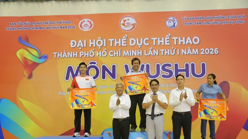 BTC trao cờ toàn đoàn cho các đơn vị đạt thành tích 