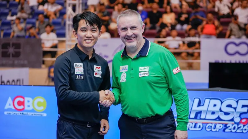 Frederic Caudron (phải) đánh bại Chiêm Hồng Thái để lên ngôi vô địch. Ảnh: Phong Lê