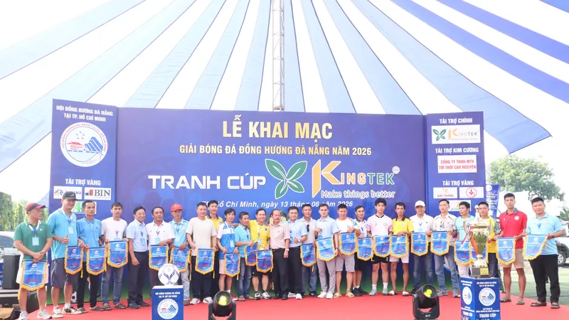 Đại diện 23 đội tham dự nhận cờ lưu niệm từ Ban tổ chức. Ảnh: THANH TÙNG 