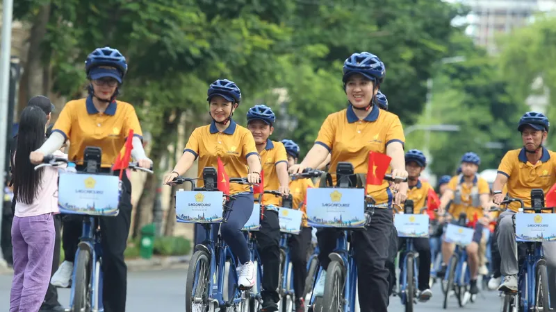 Hơn 1.000 người tham gia diễu hành xe đạp tại trung tâm TPHCM. Ảnh: THANH TÙNG 